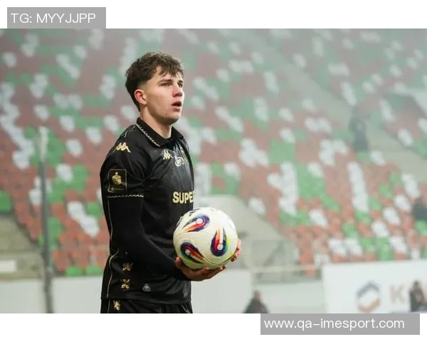 皇马密切关注阿尔克马尔19岁中场新星基斯斯米特的潜力与表现